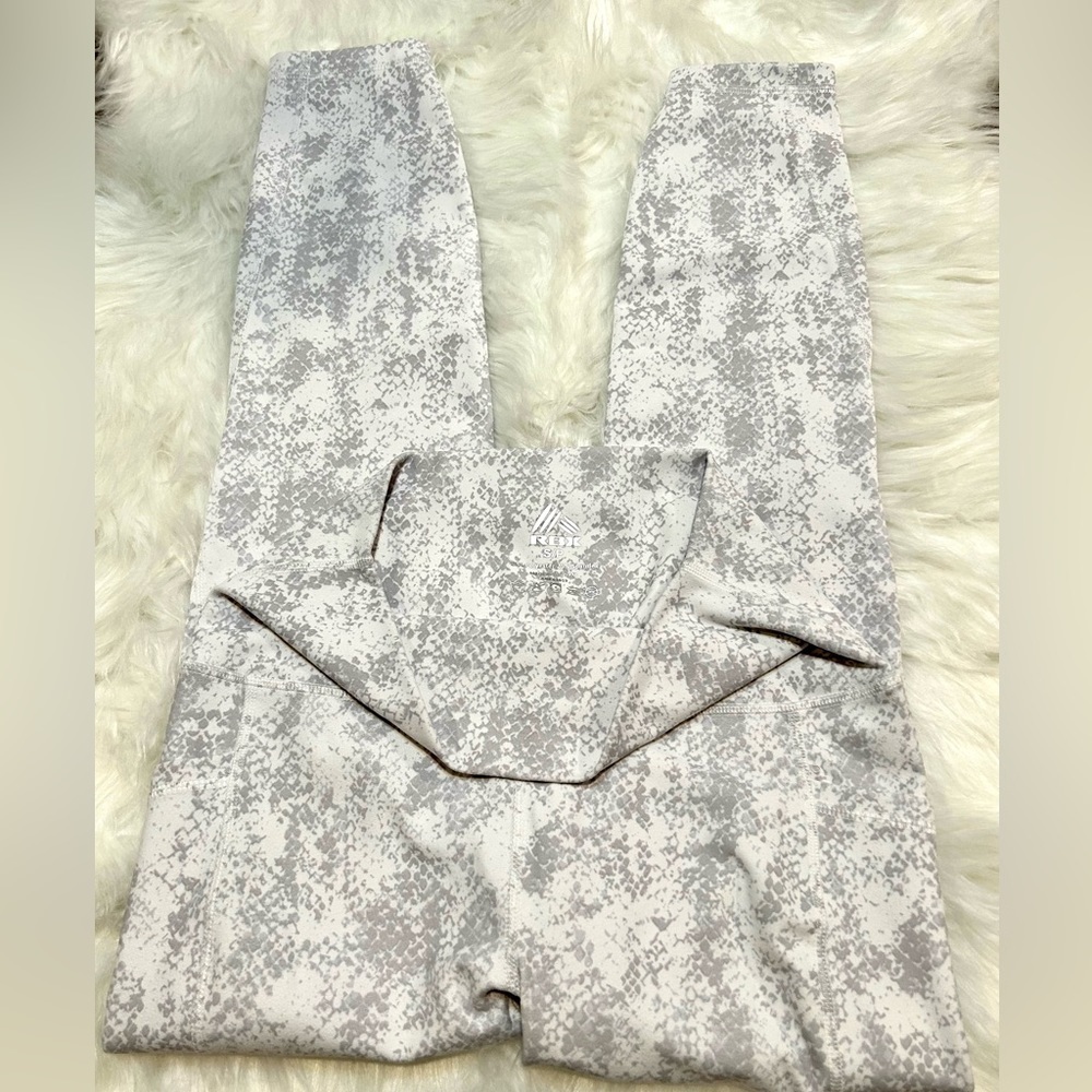 WOMEN’S RBX ATHLETIC LEGGINGS | WHITE & GRAY SNAKE SKIN PRINT - Picture 6 of 6